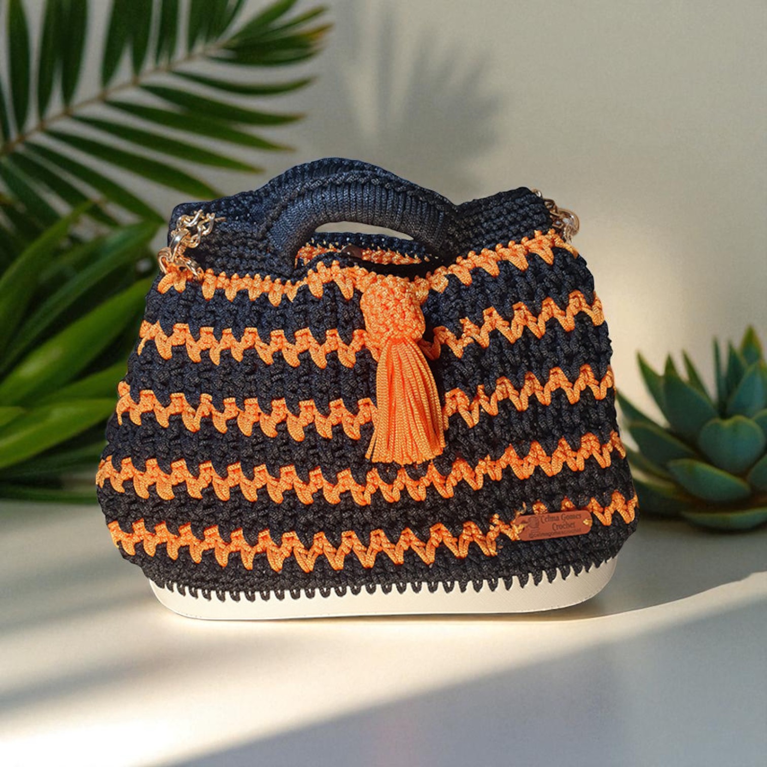 Bolso Crochet Negro y Naranja con Diseño a Rayas, Hecho a Mano - Imagen 2