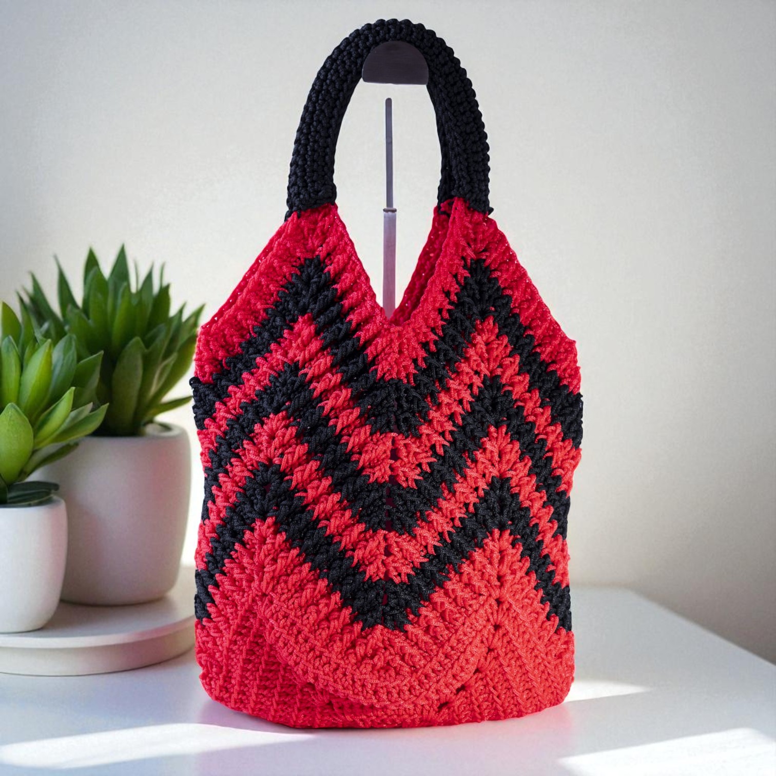 Bolso de Crochet Chevron Rojo y Negro – Diseño Artesanal Moderno - Imagen 2