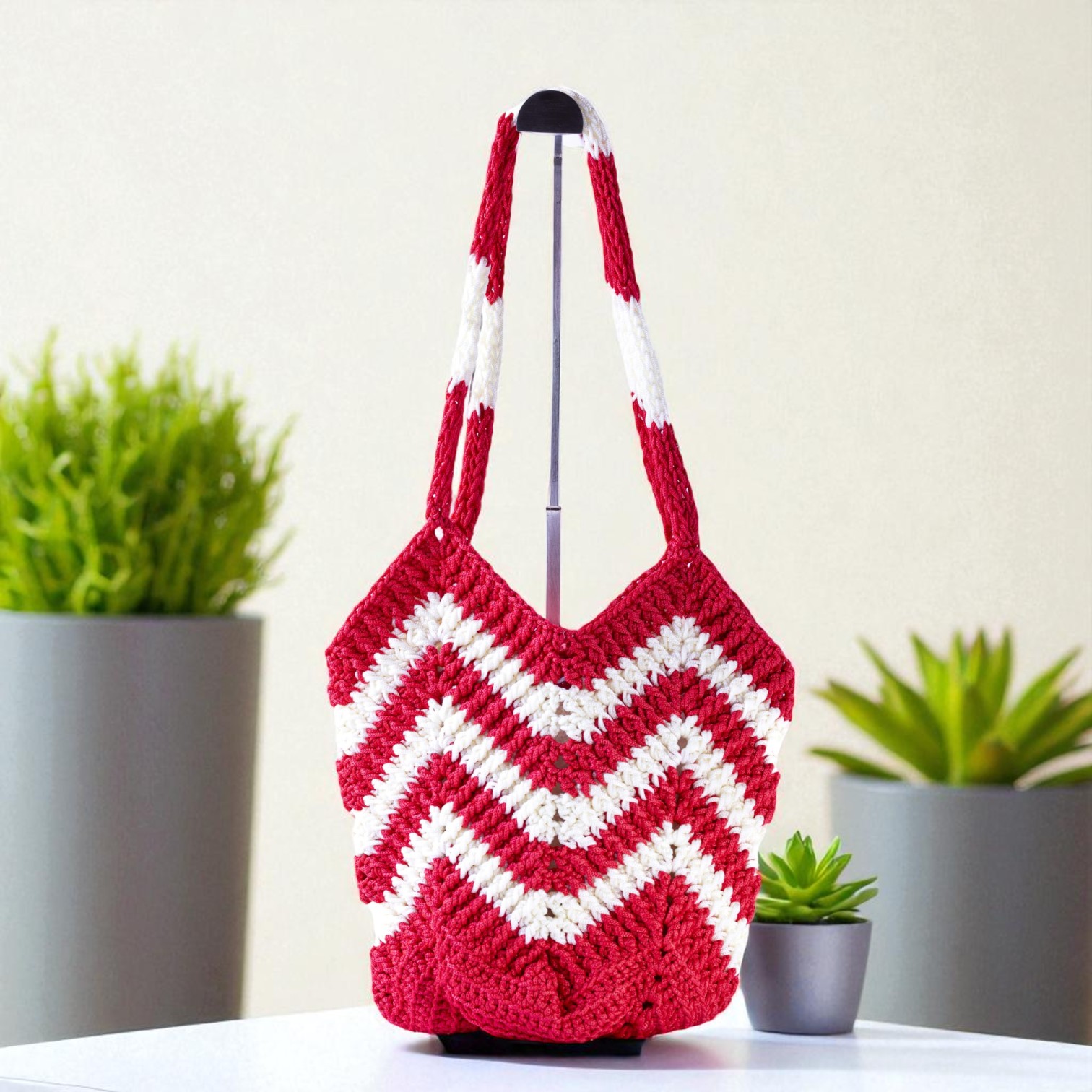 Bolso de Crochet Rojo y Blanco – Hecho a Mano, Diseño Chevron Vibrante - Imagen 2