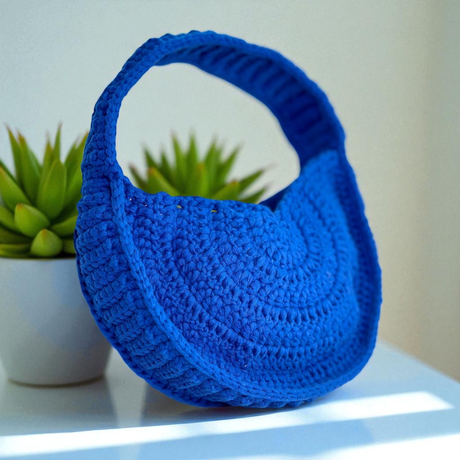 Bolso de Crochet Azulón en Trapillo, Moderno y Artesanal - Imagen 2