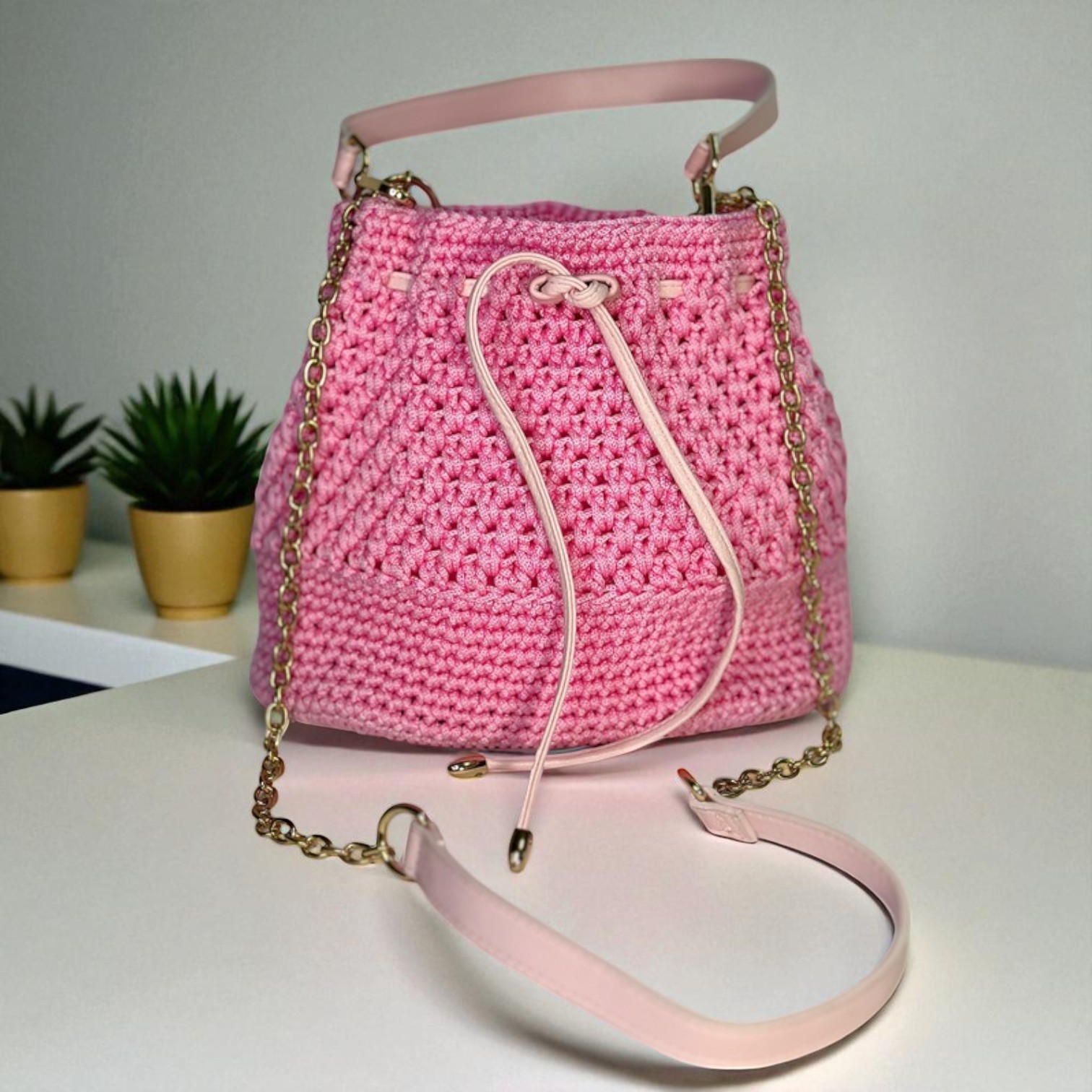 Bolso Rosa de Crochet con Correa de Eco-Cuero y Cadena Dorada - Imagen 2